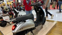 Salah satu fitur penting yang ada di motor ini adalah tombol parkir untuk mencegah akselerasi tanpa disengaja ketika tuas gas diputar. Fitur safety lainnya ada alarm system yang berfungsi untuk mengunci kendaraan ketika dalam kondisi parkir dan jika alarm on dan motor didorong, maka roda belakang akan mengunci. Foto: Luthfi Anshori/detikOto