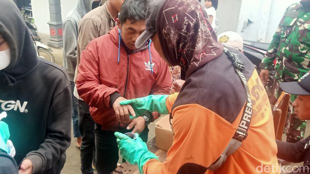 Warga Kampung Krajan Banjarnegara kurban 327 sapi dan kambing tahun ini. Warga kampung maupun luar kampung pun mengantre untuk mendapatkan daging kurban, Rabu (28/6/2023).