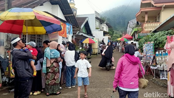 Warga Kampung Krajan Banjarnegara kurban 327 sapi dan kambing tahun ini. Warga kampung maupun luar kampung pun mengantre untuk mendapatkan daging kurban, Rabu (28/6/2023).