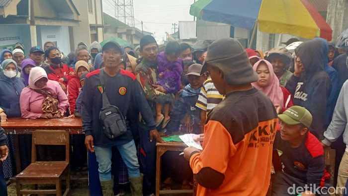 Warga Kampung Krajan Banjarnegara kurban 327 sapi dan kambing tahun ini. Warga kampung maupun luar kampung pun mengantre untuk mendapatkan daging kurban, Rabu (28/6/2023).