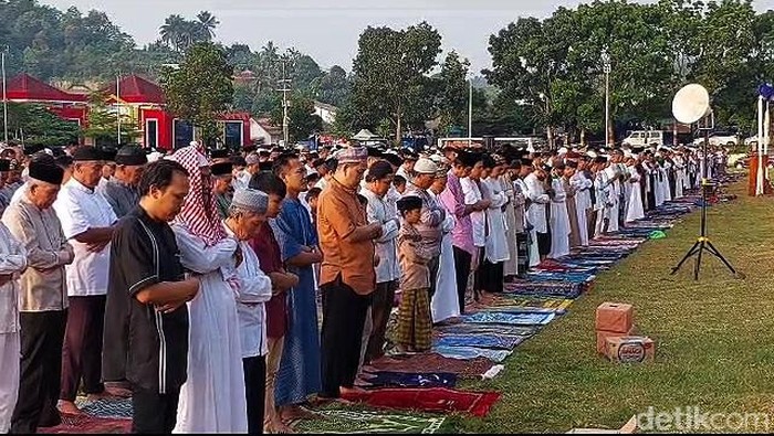 Warga Muhammadiyah di Bandar Lampung melaksanakan Salat Idul Adha. (Tommy Saputra/detikSumbagsel)