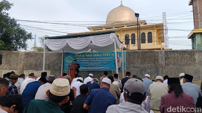Warga Muhammadiyah melaksanakan salat Idul Adha 1444 H di Gedung Dakwah Muhammadiyah (GDM) Perumnas Mandala di Jalan Garuda, Deli Serdang. (Foto: Ahmad Arfah)