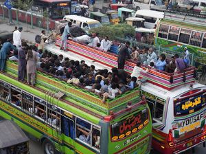 Warga Pakistan Berbondong-bondong Mudik Lebaran Haji dengan Bus