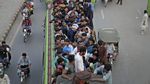 Warga Pakistan Berbondong-bondong Mudik Lebaran Haji dengan Bus