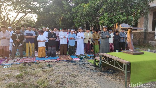 Warga Porong Sidoarjo salat Idul Adha di masjid terdampak sembari reuni dengan tetangga lama