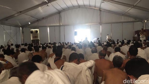Wukuf peserta haji PT Arminareka Perdana.