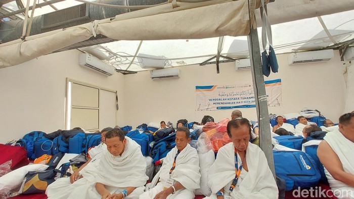 Wukuf peserta haji PT Arminareka Perdana.