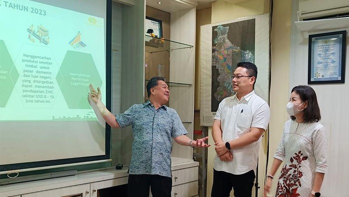 ZINC Siap Tambah Devisa Bagi Indonesia Keseriusan ZINC dalam melaksanakan hilirisasi membuahkan izin relaksasi ekspor mineral mentah hingga Mei 2024. ZINC pun siap menambah perolehan devisa negara. Hal itu dipaparkan usai RUPST di Jakarta, Kamis (28/6/2023).