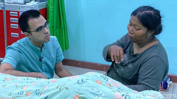 Afif Abdillah bersama ibu korban di RSUD Dr Pirngadi Medan.