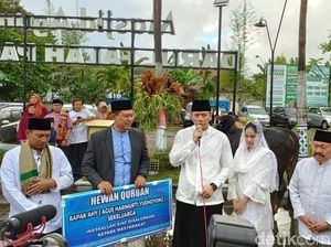 AHY Serahkan 3 Hewan Kurban ke Masjid Agung Pacitan