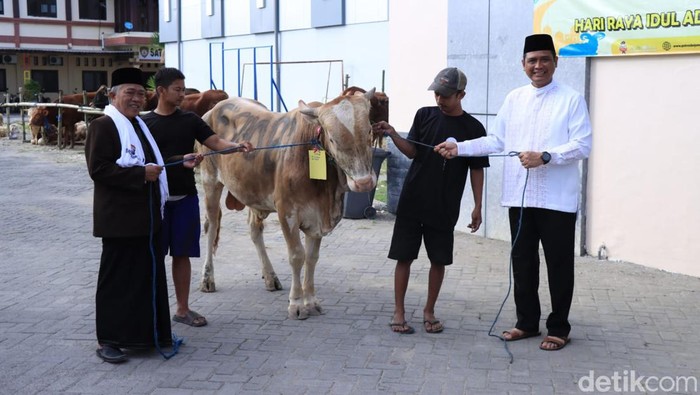 AKBP Rogib Triyanto (baju putih), Kapolres Bojonegoro ikut mendistribusikan langsung hewan kurban