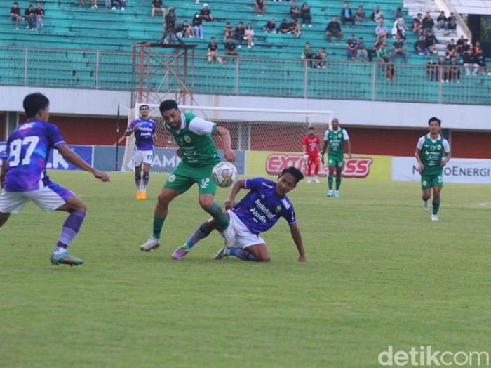 Aksi Jonathan Bustos saat melawan Persib Bandung di Stadion Maguwoharjo, Minggu (25/6/2023).