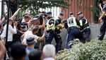 Aksi Nekat Pria Bakar Al-Quran di Luar Masjid Stockholm Swedia