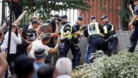 Beberapa dari mereka yang hadir meneriakkan Tuhan Maha Besar dalam bahasa Arab untuk memprotes pembakaran tersebut, dan seorang pria ditahan oleh polisi setelah dia berusaha melempar batu. TT News Agency/Caisa Rasmussen/REUTERS 