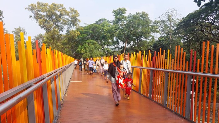 Aktivitas pengunjung di Tebet Eco Park, Jakarta, saat Idul Adha 2023.