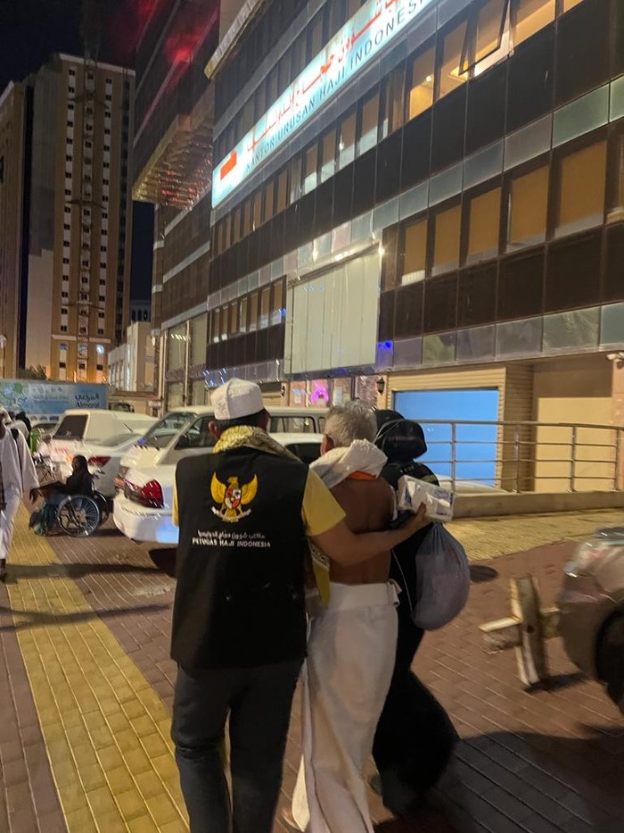 Anggota Amirul Hajj Habib Hilal memapang jemaah Lansia yang membutuhkan pertolongan.
