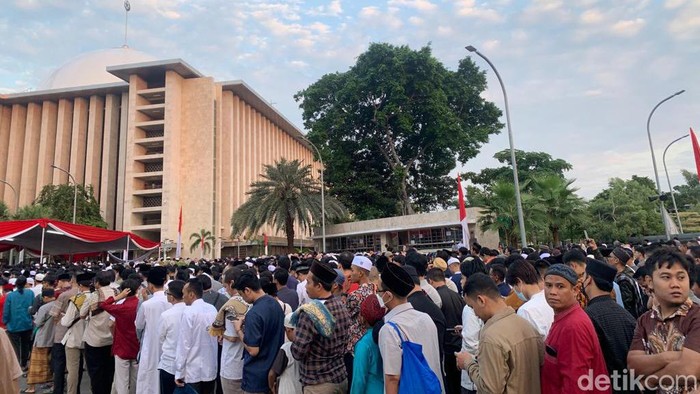 Antrean masuk Masjid Istiqlal mengular.