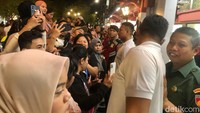 Para warga antusias menyambut kedatangan Presiden Joko Widodo. 