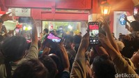 Warga menunggu kedatangan Jokowi sekitar pukul 21:00 WIB.