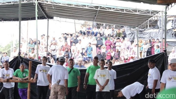 Antusiasme warga Bangka saksikan penyembelihan hewan kurban dari Presiden Jokowi.