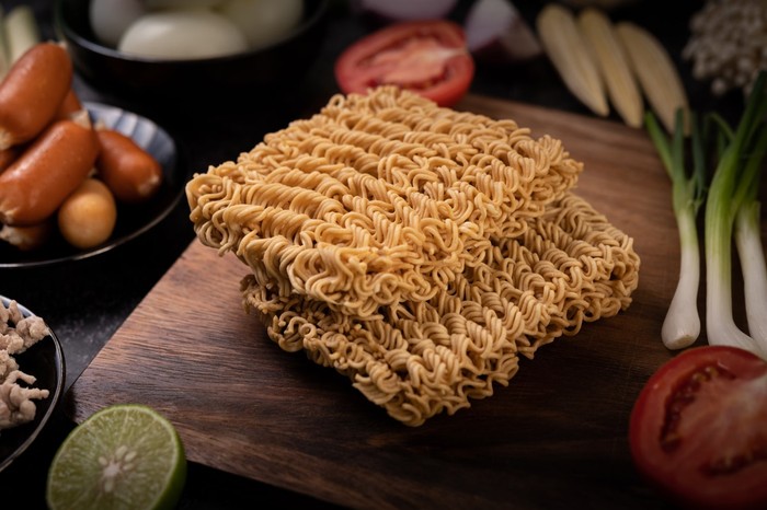 Apes! Beli Mie Instan Harga Murah Via Toko Online Ternyata Sudah Kedaluwarsa