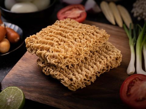 Apes! Beli Mie Instan Harga Murah Via Toko Online Ternyata Sudah Kedaluwarsa