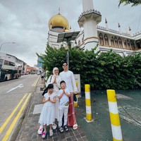 Keluarga Nycta Gina dan Rizky Kinos mengisi liburan Idul Adha dengan melancong ke Singapura bersama dua buah hatinya. Meski sambil liburan, mereka tetap melaksakan salat Ied di masjid setempat. Tampak Kinos berkaus putih yang dipadu dengan sarung merah. (Foto: Instagram)