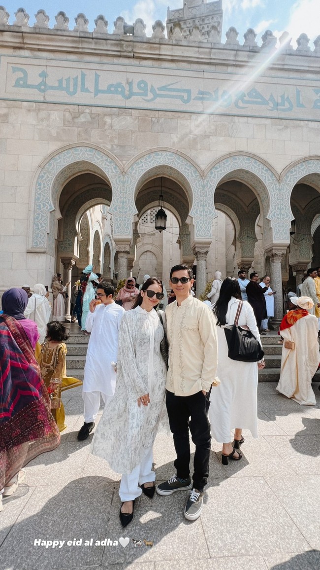 Idul Adha tahun menjadi spesial bagi pengantin baru Enzy Storia dan Molen Kasetra karena untuk pertama kalinya mereka merayakannya sebagai pasangan suami-istri. Salat Ied di sebuah masjid di Washington D.C., Enzy memakai kaftan berwarna cerah yang dipadu dengan celana putih dan pointed heels hitam. (Foto: Instagram)