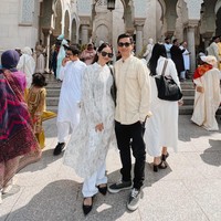 Idul Adha tahun menjadi spesial bagi pengantin baru Enzy Storia dan Molen Kasetra karena untuk pertama kalinya mereka merayakannya sebagai pasangan suami-istri. Salat Ied di sebuah masjid di Washington D.C., Enzy memakai kaftan berwarna cerah yang dipadu dengan celana putih dan pointed heels hitam. (Foto: Instagram)