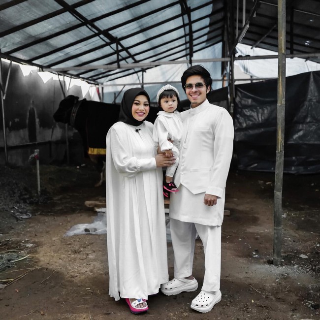 Keluarga kecil Atta Halilintar dan Aurel Hermansyah kompak dengan busana serba putih. Tanpa terkecuali, baby Ameena yang menggemaskan. (Foto: Instagram)