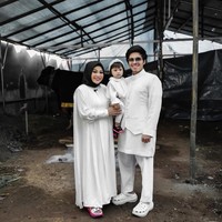 Keluarga kecil Atta Halilintar dan Aurel Hermansyah kompak dengan busana serba putih. Tanpa terkecuali, baby Ameena yang menggemaskan. (Foto: Instagram)