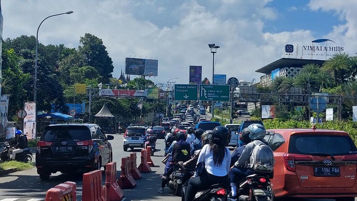 Arus kendaraan ke Puncak Bogor siang ini (Sholihin/detikcom)