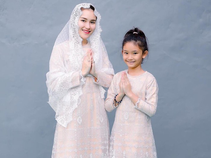 Ayu Ting Ting dan Bilqis rayakan Idul Adha bersama.