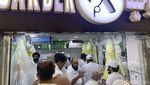 Tukang Cukur Panen, Momen Jemaah Haji Indonesia Potong Rambut Gundul