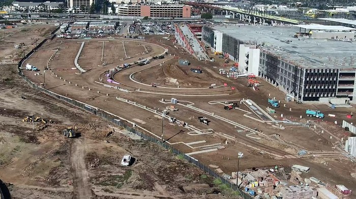 Berbenah, LAX Diguyur Dana Super Jumbo Rp 450 T Los Angeles tengah bersiap diri menjadi tuan rumah Olimpiade 2028. Bandara Internasional Los Angeles (LAX) pun dirombak untuk dapat menangani gelombang pengunjung dari seluruh dunia. (Req Edo)