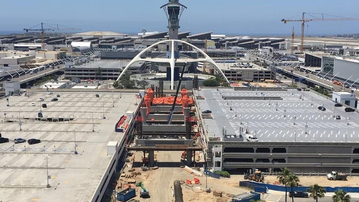 Berbenah, LAX Diguyur Dana Super Jumbo Rp 450 T Los Angeles tengah bersiap diri menjadi tuan rumah Olimpiade 2028. Bandara Internasional Los Angeles (LAX) pun dirombak untuk dapat menangani gelombang pengunjung dari seluruh dunia. (Req Edo)