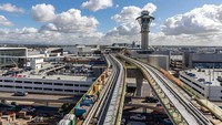 Peningkatan lainnya adalah membangun kereta listrik otomatis. Jalur layang sepanjang 2,25 mil dibangun untuk menghubungkan antar-terminal. 