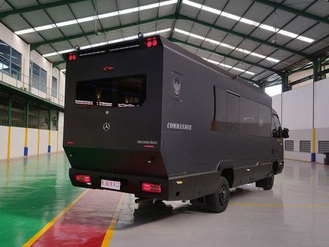Big Benz Commander buatan Adiputro