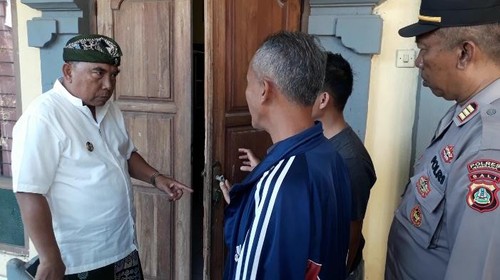 Dua sekolah dasar di Jembrana, Bali, kemalingan. Tujuh proyektor raib. Salah satunya merupakan sekolah almamater Bupati Jembrana I Nengah Tamba.