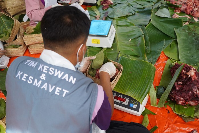 Bupati Kediri Hanindhito Himawan Pramana turut mengimbau untuk warga tidak membagikan daging kurban dengan menggunakan plastik.