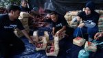Bye Plastik! Pembagian Daging Hewan Kurban di Sini Pakai Besek
