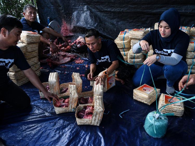 Bye Plastik! Pembagian Daging Hewan Kurban di Sini Pakai Besek