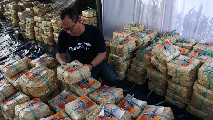 Bye Plastik! Pembagian Daging Hewan Kurban di Sini Pakai Besek Petugas mengemas daging hewan kurban ke dalam besek di tempat pemotongan hewan kurban Bank Syariah Indonesia, Jakarta, Kamis (29/6/2023). Pengemasan daging hewan kurban dengan besek yang ramah lingkungan tersebut sebagai langkah mengurangi penggunaan kantong plastik sesuai dengan surat Menteri Lingkungan Hidup dan Kehutanan nomor SE.6/MENLHK/PSLB3/PLB.3/6/2023 tentang Pelaksanaan Hari Raya Idul Adha tanpa Sampah Plastik. ANTARA FOTO/Sigid Kurniawan/tom.