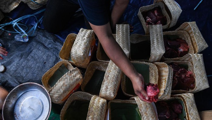 Bye Plastik! Pembagian Daging Hewan Kurban di Sini Pakai Besek Petugas mengemas daging hewan kurban ke dalam besek di tempat pemotongan hewan kurban Bank Syariah Indonesia, Jakarta, Kamis (29/6/2023). Pengemasan daging hewan kurban dengan besek yang ramah lingkungan tersebut sebagai langkah mengurangi penggunaan kantong plastik sesuai dengan surat Menteri Lingkungan Hidup dan Kehutanan nomor SE.6/MENLHK/PSLB3/PLB.3/6/2023 tentang Pelaksanaan Hari Raya Idul Adha tanpa Sampah Plastik. ANTARA FOTO/Sigid Kurniawan/tom.