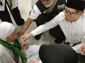 Momen Cak Imin Bantu Jemaah Haji Lansia yang Kelelahan di Mina