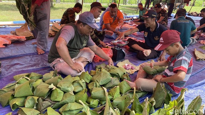 Kurangi Sampah Plastik Pembagian Daging Kurban Di Madiun Gunakan Daun Jati 