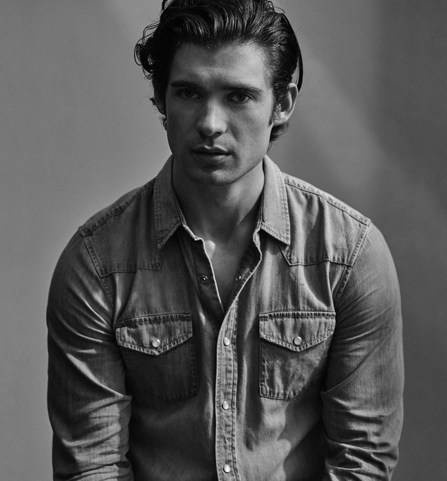 Sosoknya mulai mencuri perhatian moviegoers setelah membintangi serial Netflix ‘The Politician’ dan ‘Hollywood’. Dia juga tampil gemilang bersama Mia Goth dalam film horor bertajuk ‘Pearl’. Foto: Instagram/@davidcorenswet