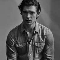 Sosoknya mulai mencuri perhatian moviegoers setelah membintangi serial Netflix ‘The Politician’ dan ‘Hollywood’. Dia juga tampil gemilang bersama Mia Goth dalam film horor bertajuk ‘Pearl’. Foto: Instagram/@davidcorenswet