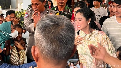 Foto: Dewi Perssik Menangis Usai Mediasi dengan Ketua RT