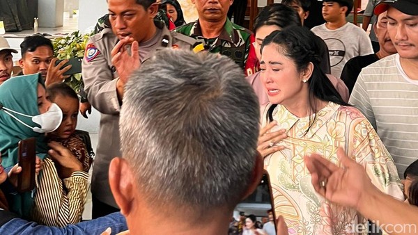 Foto: Dewi Perssik Menangis Usai Mediasi dengan Ketua RT